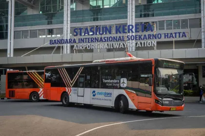 Berita Foto : Tarif Baru TransBandara Blok M–Soekarno-Hatta Mulai Berlaku