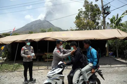 Erupsi Gunung Sinabung, Petugas Bagikan Masker untuk Lindungi Warga