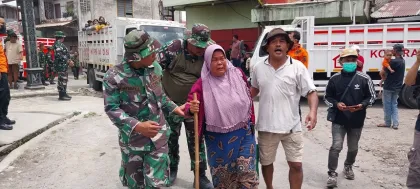 Gunung Sinabung Kembali Aktif, TNI Siaga Hadapi Peningkatan Aktivitas.