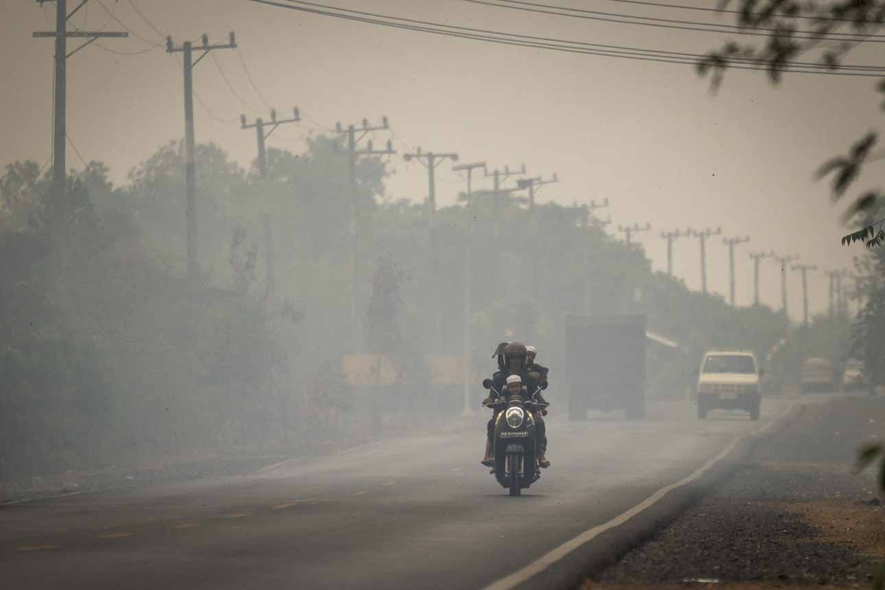 Foto: Jarak Pandang Terbatas, Kabut Asap Karhutla Ganggu Jalur Kalsel–Kalteng