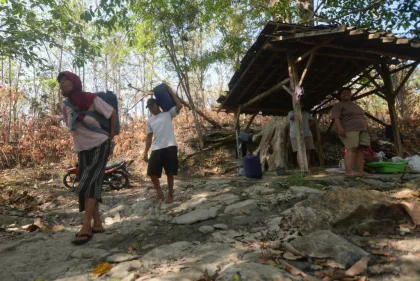 Berita Foto : Warga memanfaatkan air sendang hutan saat musim kemarau
