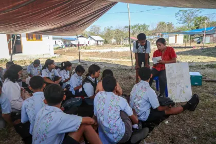 Berita Foto : Gedung Rusak Pascagempa, Sekolah di Labuan Bajo Belum Terapkan Pembelajaran di Dalam Ruangan