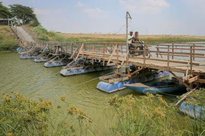 Berita Foto : Pemanfaatan jembatan apung alternatif antar kabupaten