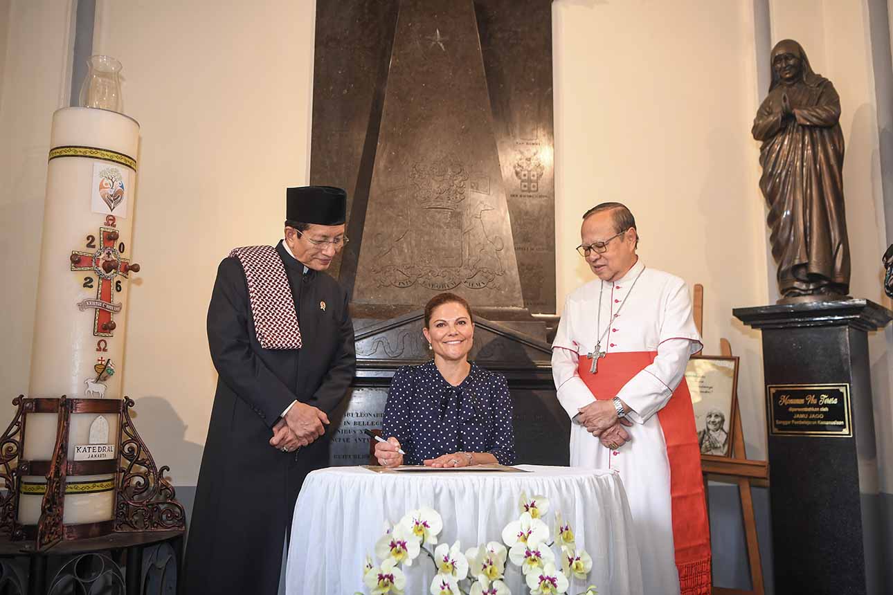 Foto: Putri Mahkota Swedia Victoria Sambangi Gereja Katedral