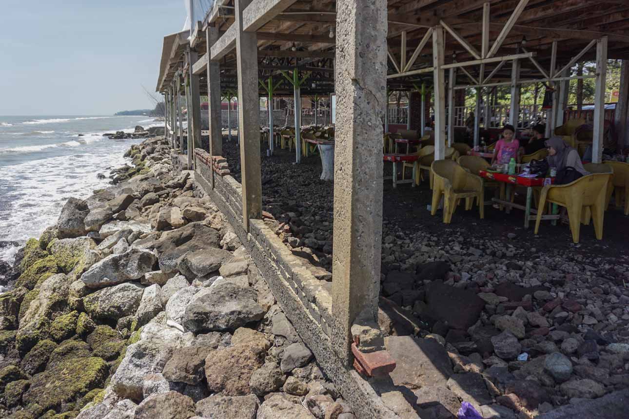 Foto: Abrasi Kian Gerus Pantai Sigandu, Kunjungan Wisatawan Turun dalam 3 Tahun
