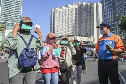 Berita Foto : Antisipasi Abu Vulkanik, Masker Dibagikan kepada Warga Saat HBKB Jakarta