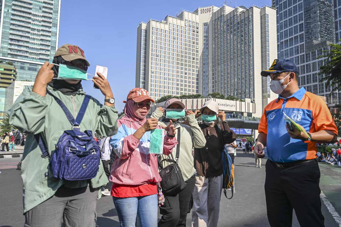 Foto: Antisipasi Abu Vulkanik, Masker Dibagikan kepada Warga Saat HBKB Jakarta