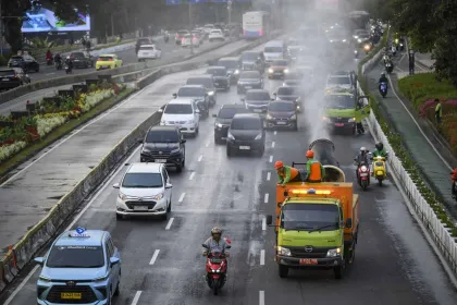 Cegah Sebaran Abu Vulkanik, Pemprov DKI Semprot Jalan di Jakarta