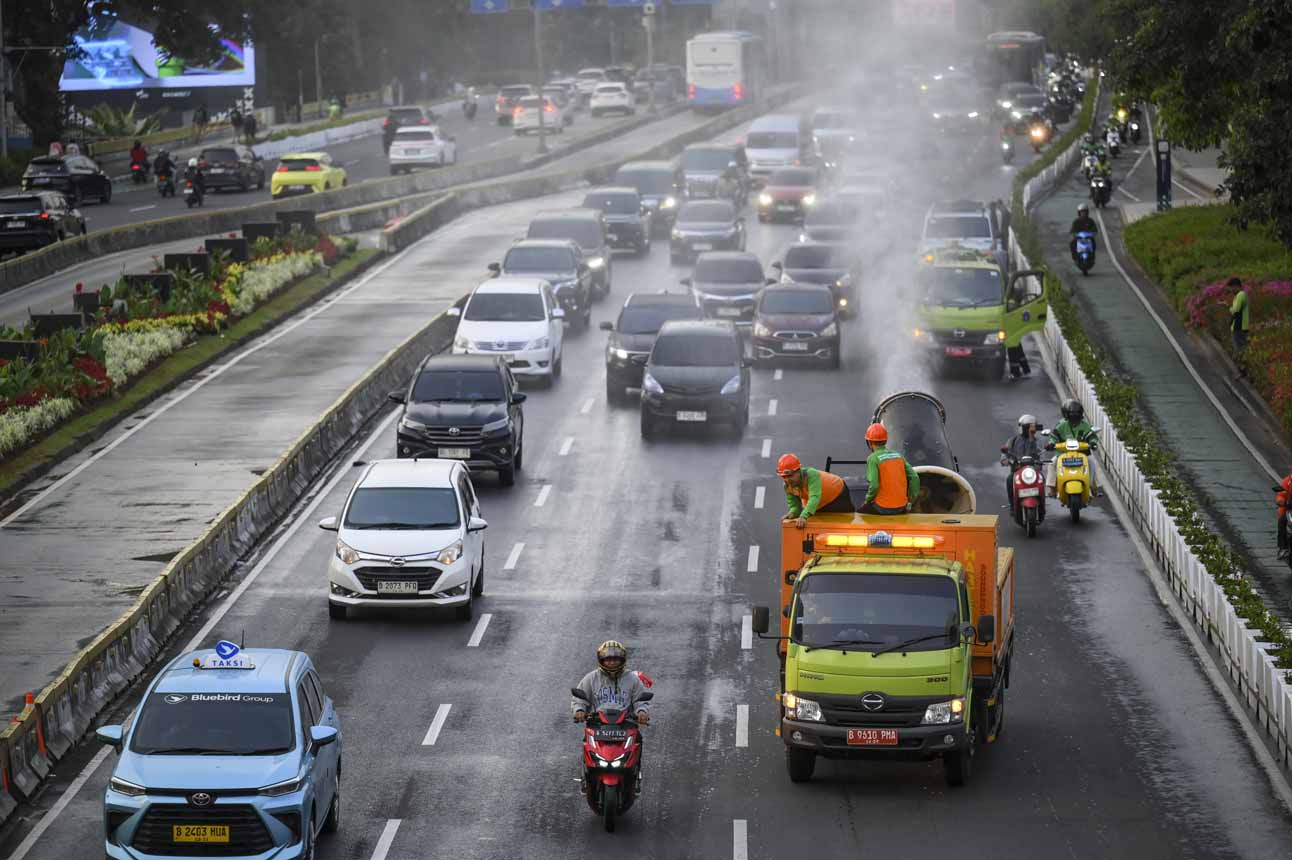 Foto: Cegah Sebaran Abu Vulkanik, Pemprov DKI Semprot Jalan di Jakarta