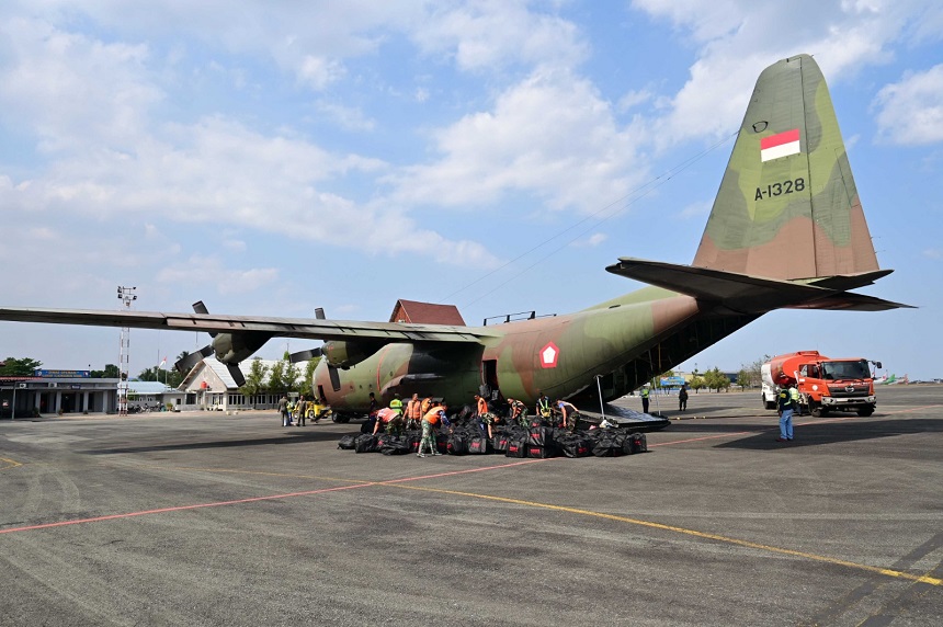 Berita Foto : Hercules TNI AU Bawa Ratusan APD dan Masker untuk Perkuat Penanganan Karhutla Kalsel.