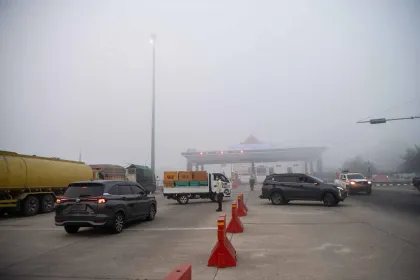 Berita Foto : Kabut Asap Ganggu Jarak Pandang, Tol Palembang-Prabumulih Ditutup