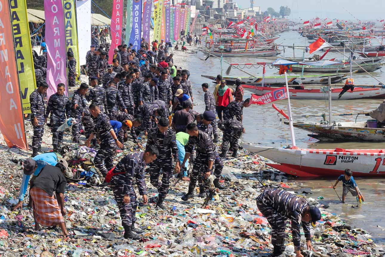 Foto: Sambut HUT ke-81 TNI AL, Pantai Kenjeran Dibersihkan untuk Dorong Wisata Lokal