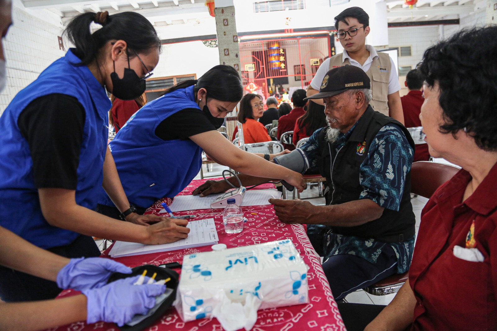 Foto: Bakti sosial pengobatan gratis massal di Pecinan Semarang
