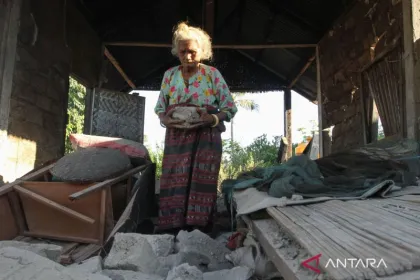 Berita Foto : BMKG Catat 13.156 Gempa Susulan Guncang NTT, Warga Diminta Tetap Waspada.