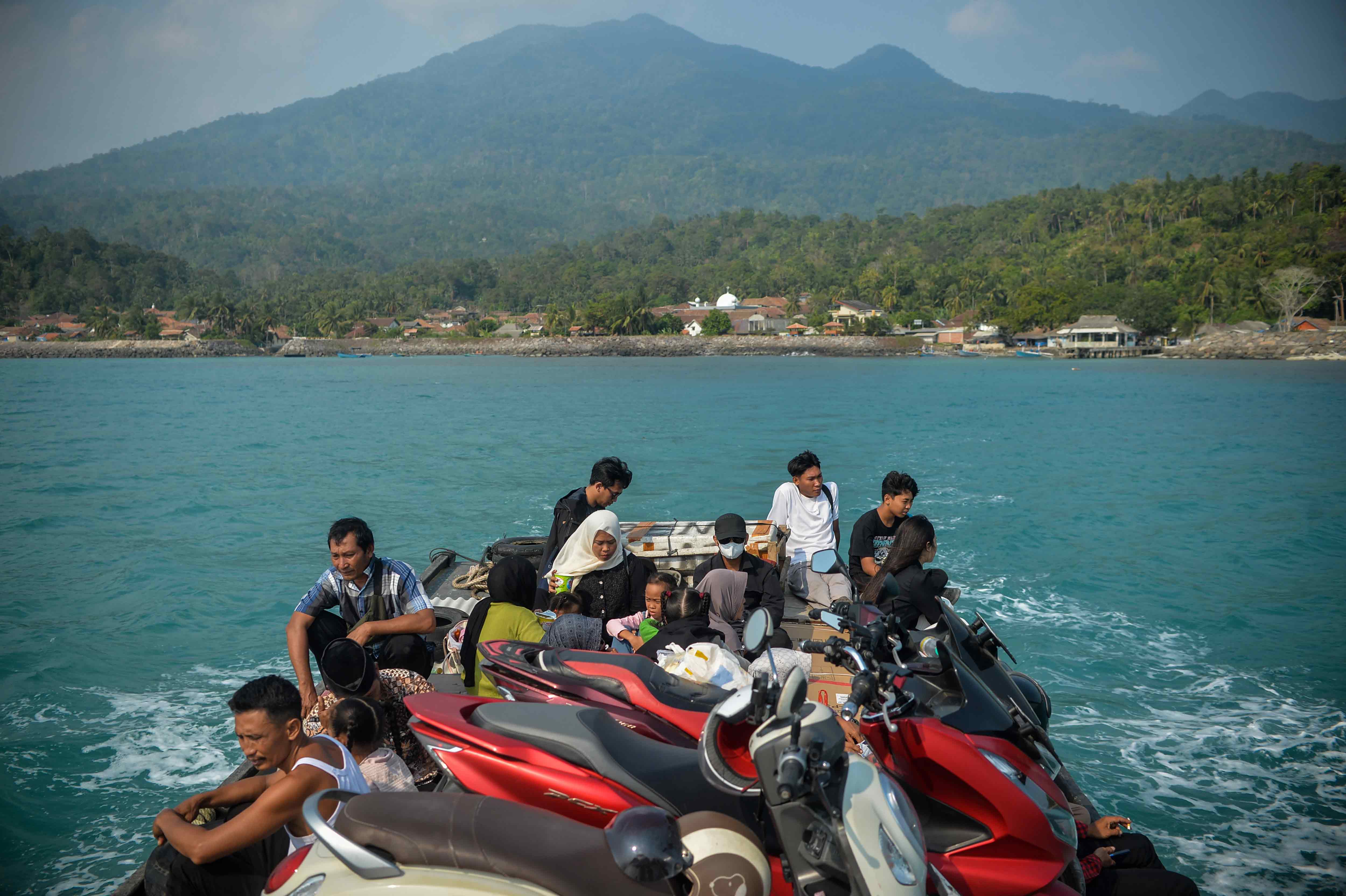 Foto: Di Tengah Status Siaga Gunung Anak Krakatau, Penyeberangan ke Sebesi dan Sebuku Berjalan Normal