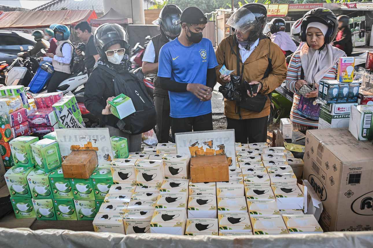 Foto: Penjualan Masker Medis di Jakarta Melonjak 100 Persen Imbas Sebaran Abu Vulkanik Anak Krakatau