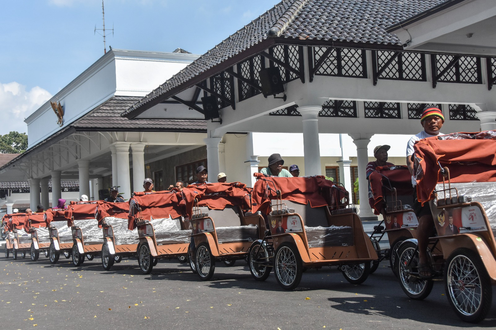 Foto: Penyerahan bantuan becak listrik dari Presiden di Ciamis