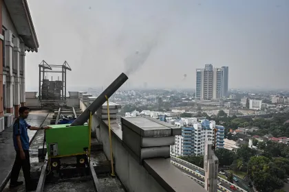 Berita Foto : Pemkot Jaksel Operasikan Water Mist dari Atas Gedung Tekan Polusi dan Hawa Panas