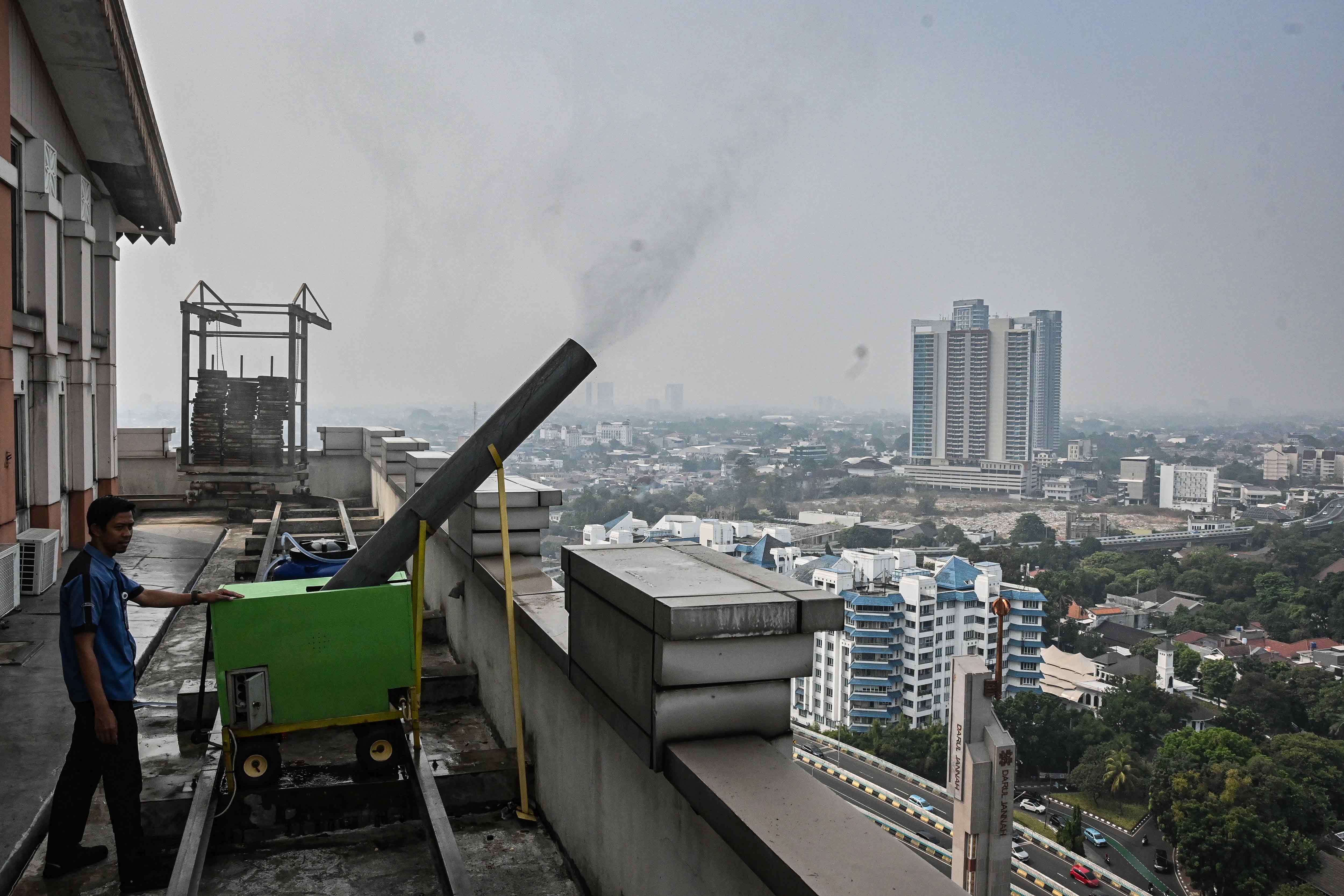 Foto: Pemkot Jaksel Operasikan Water Mist dari Atas Gedung Tekan Polusi dan Hawa Panas