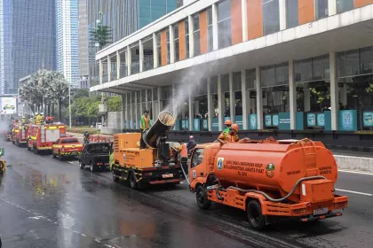 Berita Foto : Hadapi Abu Vulkanik, Pemprov DKI Lanjutkan Penyemprotan dan Imbau Warga Terapkan 5M