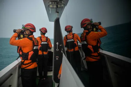 Berita Foto : Hari Kedua, Basarnas Maksimalkan Pencarian 8 Orang Hilang di Selat Sunda
