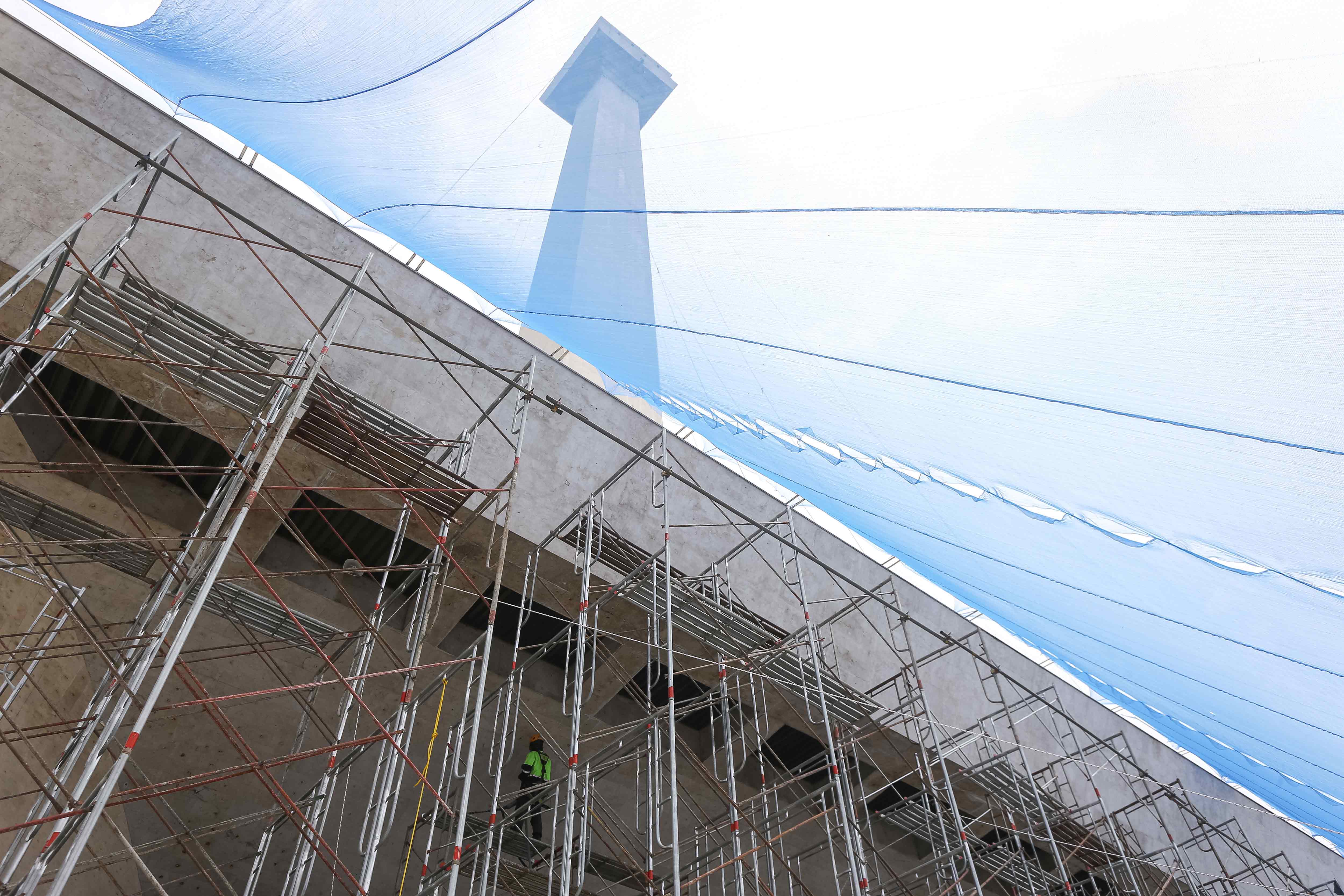 Foto: Pembersihan Tugu Monas, Kunjungan Ditutup Sementara