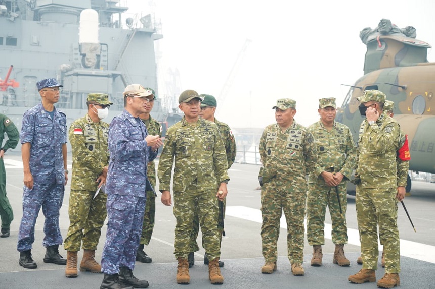 Berita Foto : Panglima TNI Tinjau JS Kunisaki, Dukung Penanganan Karhutla di Kalimantan.