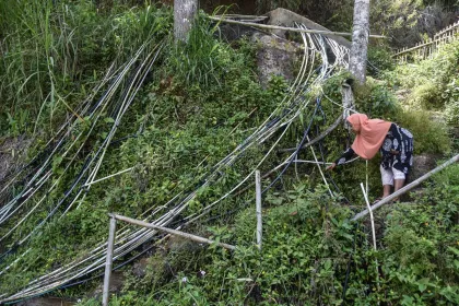 Berita Foto : Debit Menurun Saat Kemarau, Warga Nangela Andalkan Penampungan Air Swadaya