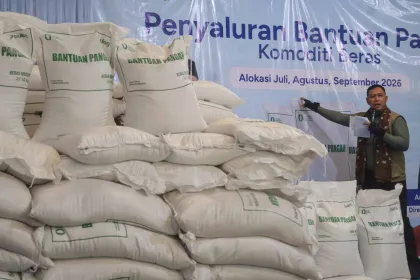Dirut Bulog Tinjau Distribusi Bantuan Pangan kepada Warga Depok