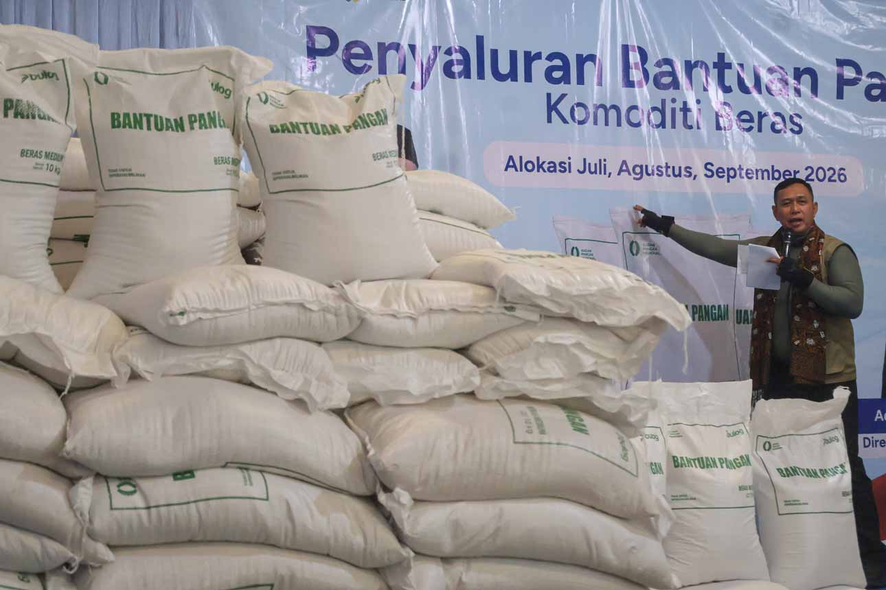 Foto: Dirut Bulog Tinjau Distribusi Bantuan Pangan kepada Warga Depok