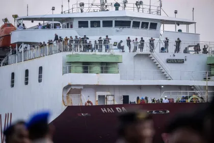 Berita Foto : MV Haida Evakuasi 69 Penumpang KMP Virgo Transport 8 ke Banjarmasin