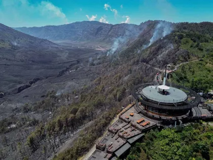 Berita Foto : Penanganan Kebakaran, Kunjungan Wisata Gunung Bromo Ditutup Total