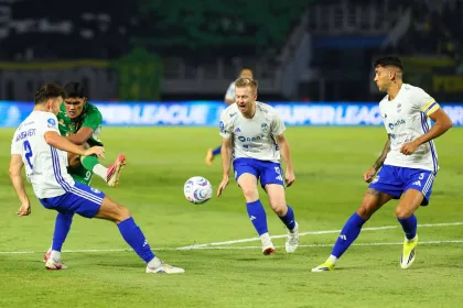 Berita Foto : Persebaya Tundukkan PSIM Yogyakarta dengan Skor 1-0