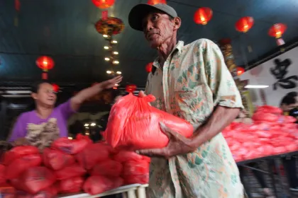 Berita Foto : Pembagian paket sembako gratis di Kelenteng Boen Bio