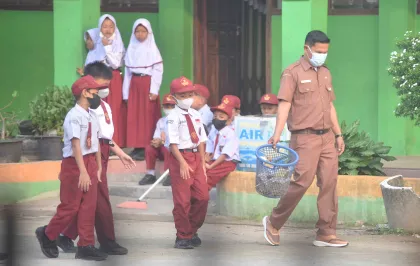 Berita Foto : Pemkot Padang Akhiri PJJ, Sekolah Tatap Muka Kembali Dimulai di Tengah Kabut Asap