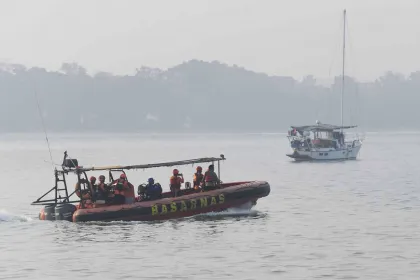 Berita Foto : Tim SAR Lanjutkan Pencarian Jurnalis Hilang di Selat Sunda