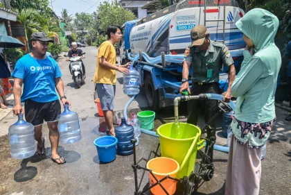 Berita Foto : Bantuan air bersih dampak perbaikan jaringan layanan air perpipaan