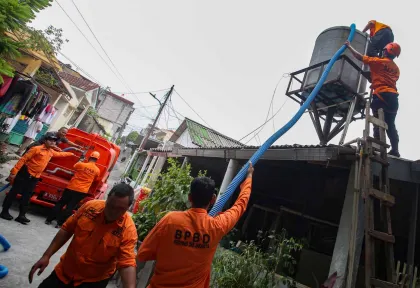 Distribusi Air Bersih Grati...