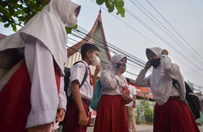ISPU Capai 900 akibat Kabut Asap, Siswa di Padang Kembali PJJ