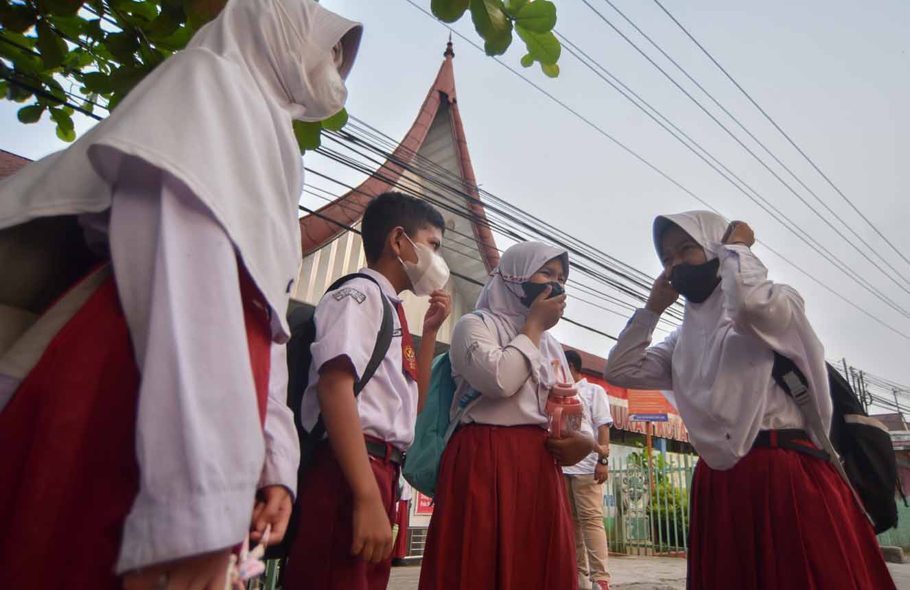 Foto: ISPU Capai 900 akibat Kabut Asap, Siswa di Padang Kembali PJJ