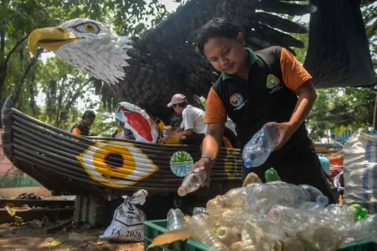 Sampah Botol Plastik Disulap Menjadi Perahu Hias
