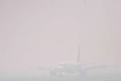 Berita Foto : Kabut Asap Karhutla Ganggu Penerbangan di Palembang, Jarak Pandang Turun hingga 700 Meter