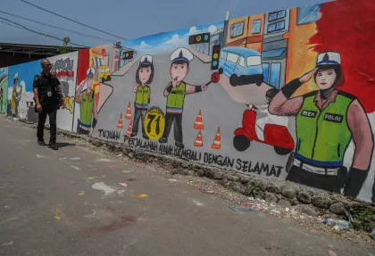 Mural edukasi keselamatan berlalu lintas di Polda Maluku Utara