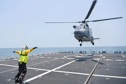 Pendaratan helikopter di KRI Prabu Siliwangi-321