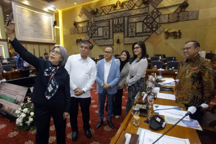 Raker Komisi IX DPR dengan Menaker dan Menteri P2MI