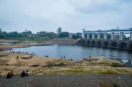 Berita Foto : Kemarau Picu Penurunan Debit Air Sungai Cisadane