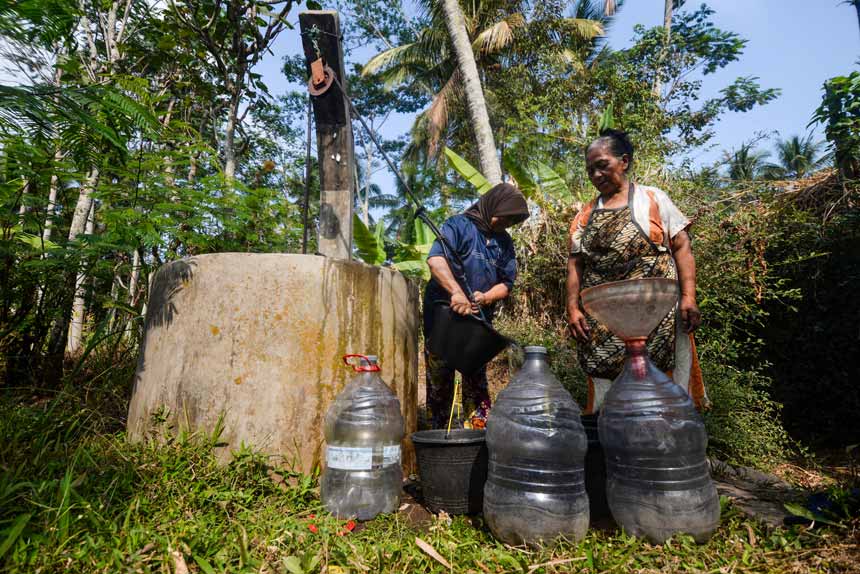 Foto: Warga Manfaatkan Air Sumur Kebun untuk Kebutuhan Sehari-hari di Musim Kemarau