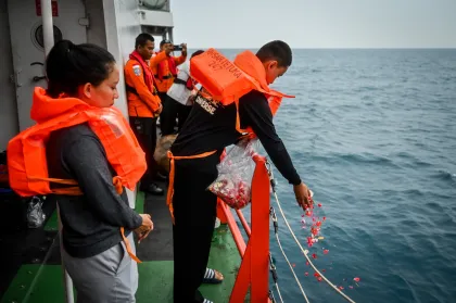Keluarga Yudistiro tabur bunga di Selat Sunda