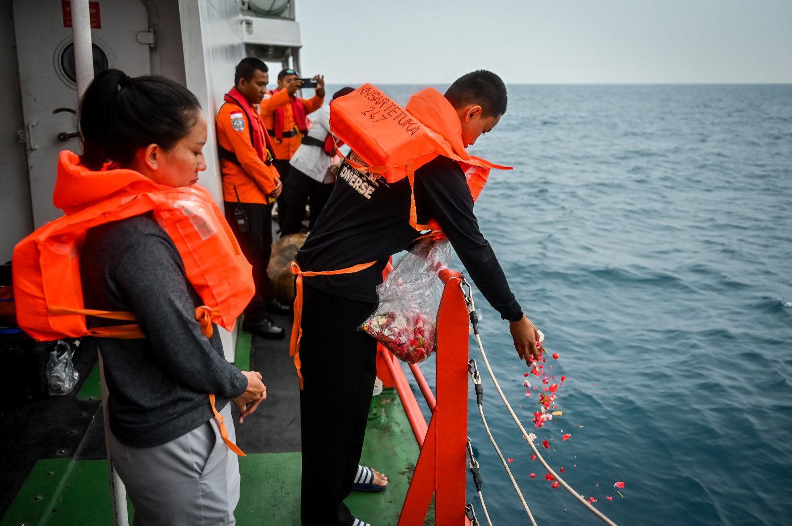 Foto: Keluarga Yudistiro tabur bunga di Selat Sunda