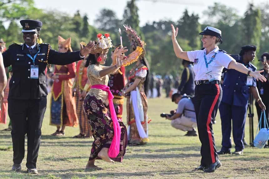 Berita Foto : Parade Budaya Meriahkan Konferensi IAWP, Diikuti Delegasi 43 Negara